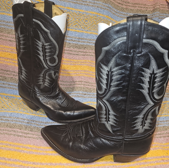 Men Tony Lama Black Leather cowboy boots. Size 12 D - Picture 2 of 5